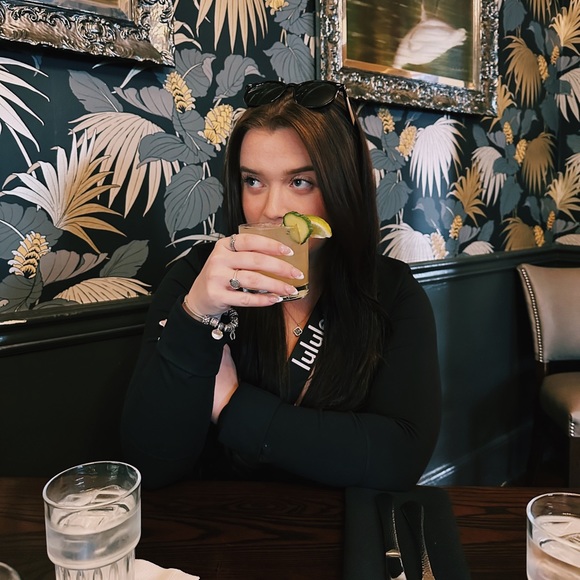 Meet your Posher, Taylor - Picture 3 of 4